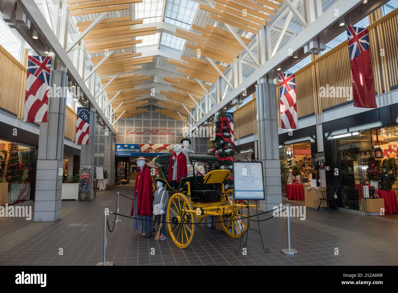 Williamsburg, VA USA - 18. Dezember 2017: Geschäfte und Kostümausstellungen im Inneren des Colonial Williamsburg Regional Visitor Center in William Stockfoto