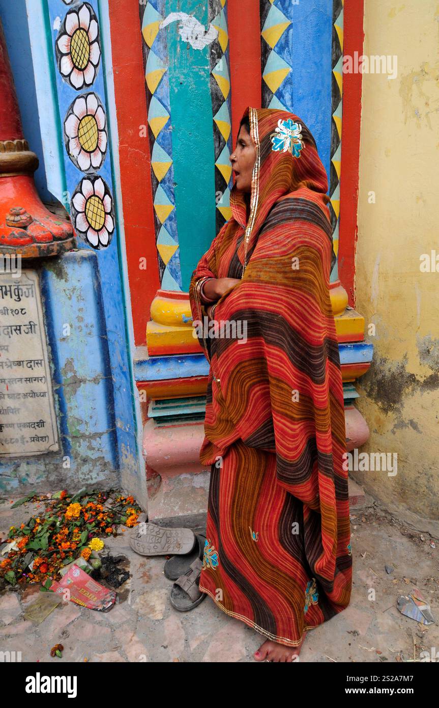 Eine Frau, die am Tor des Shri Bade Hanuman Ji Tempels in Ayodhya, Uttar Pradesh, Indien, stand. Stockfoto