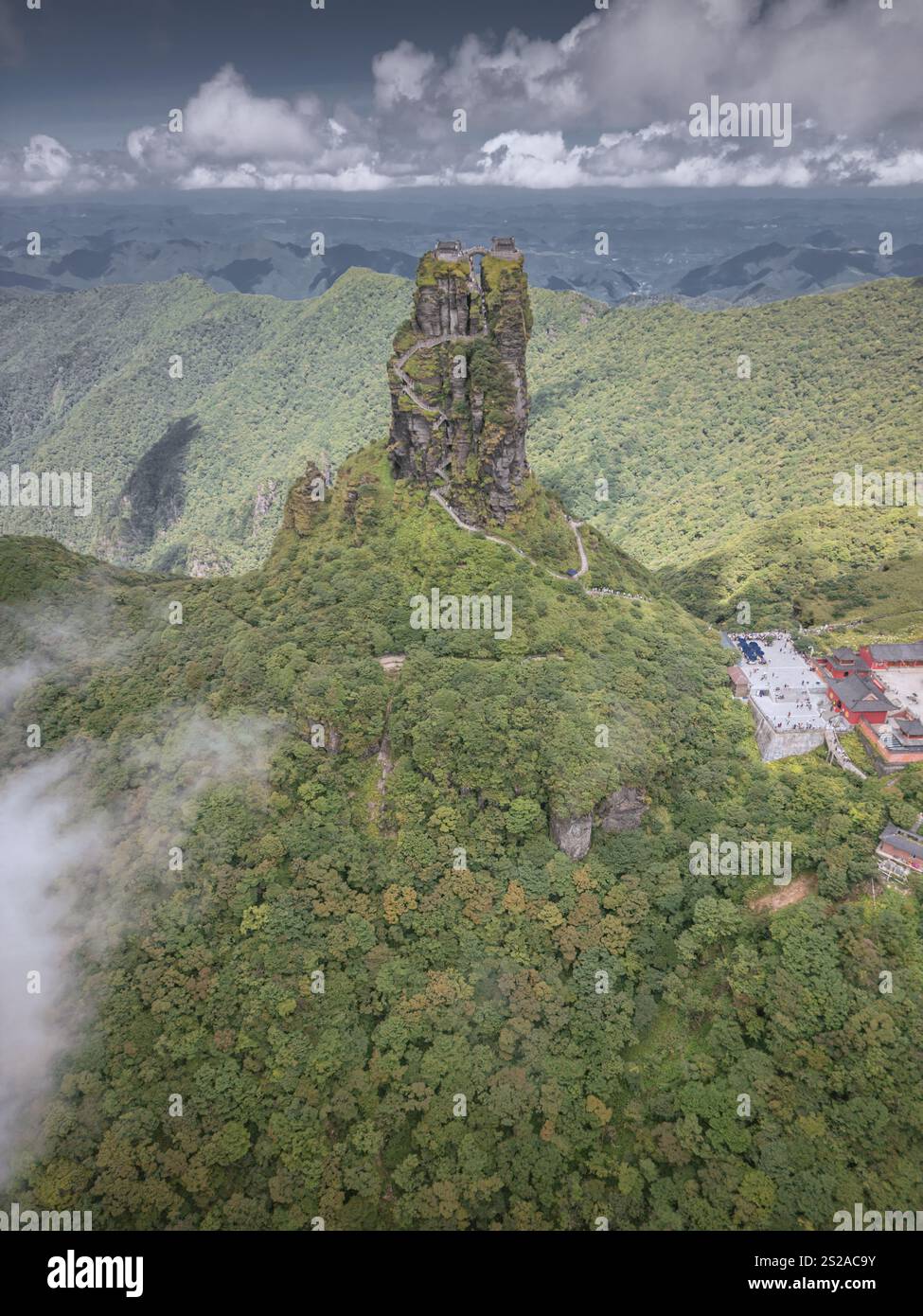 Panoramablick auf den Fanjingshan Berg mit Blick auf den Fanjing Berg und den neuen goldenen Gipfel mit buddhistischem Tempel auf der Spitze in Guizhou China Stockfoto