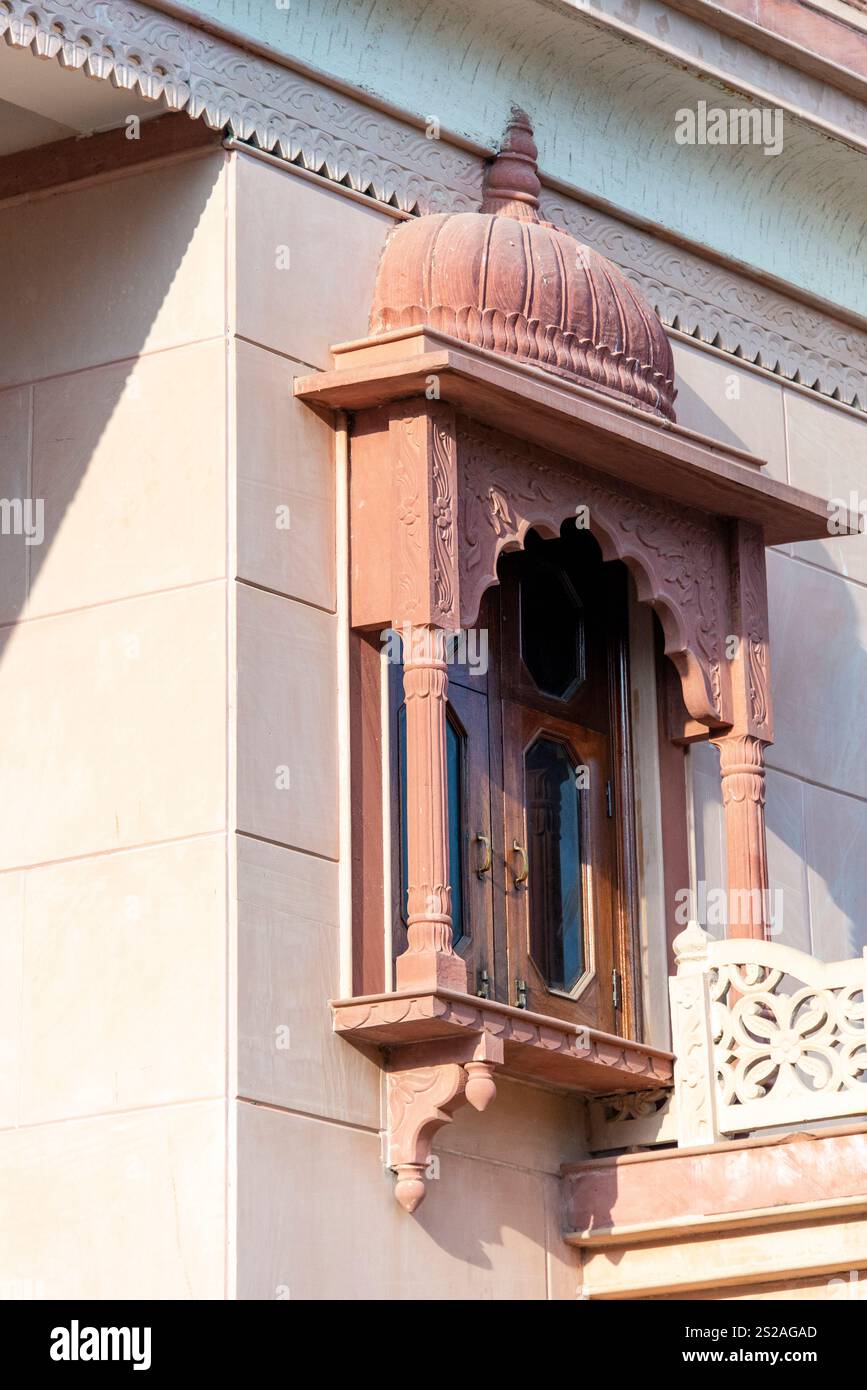 Ein Blick aus der Nähe auf ein Fenster mit alten Bögen und Säulen. Pushkar, Rajasthan, Indien, 28. Januar 2024 Stockfoto