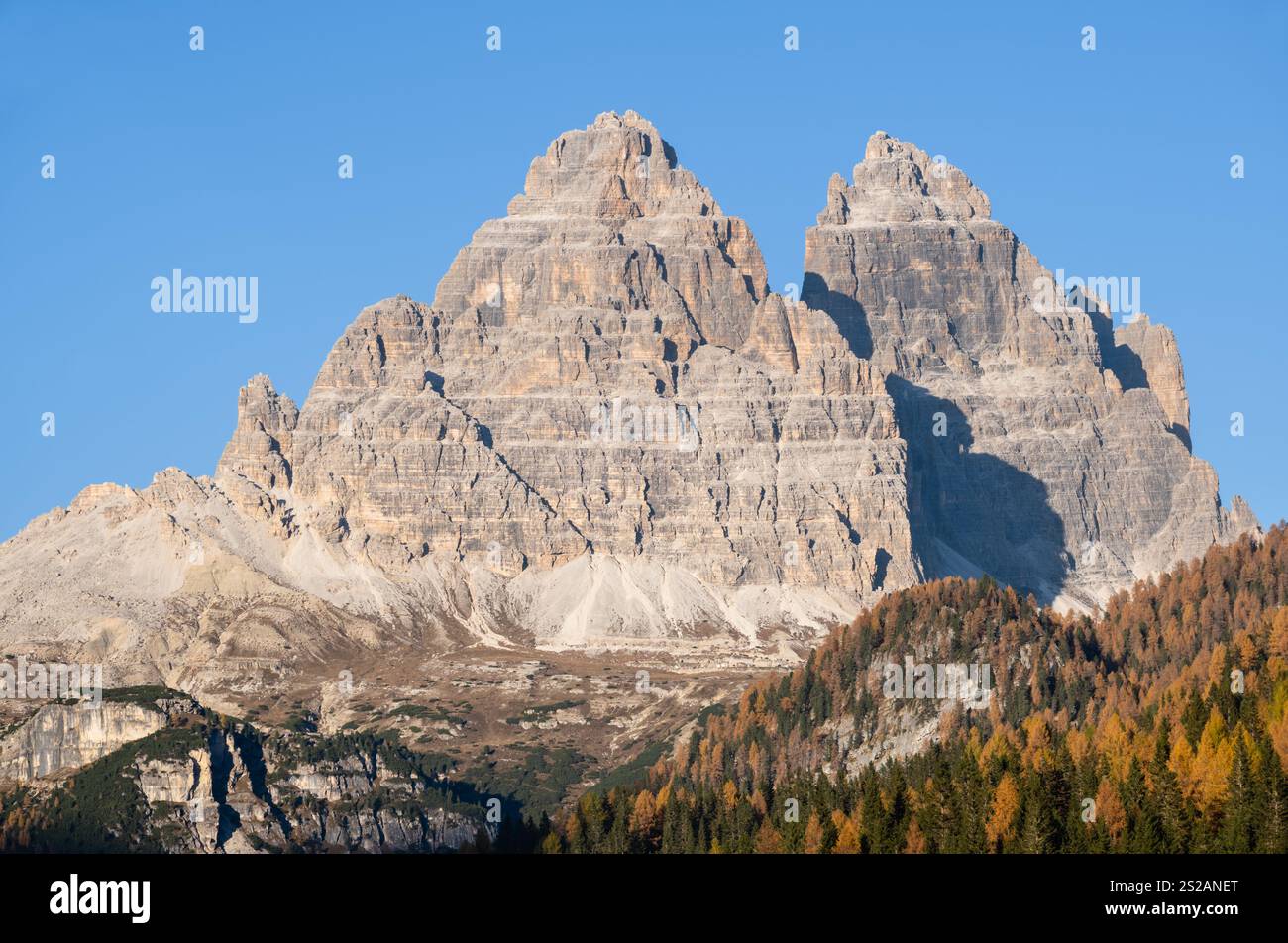 Sonniger Herbst alpine Dolomiten Bergkulisse, Sudtirol, Italien. Ruhige Aussicht von Misurina Umgebung, Monte Paterno (drei Gipfel des Lavaredo). Gruppe ro Stockfoto