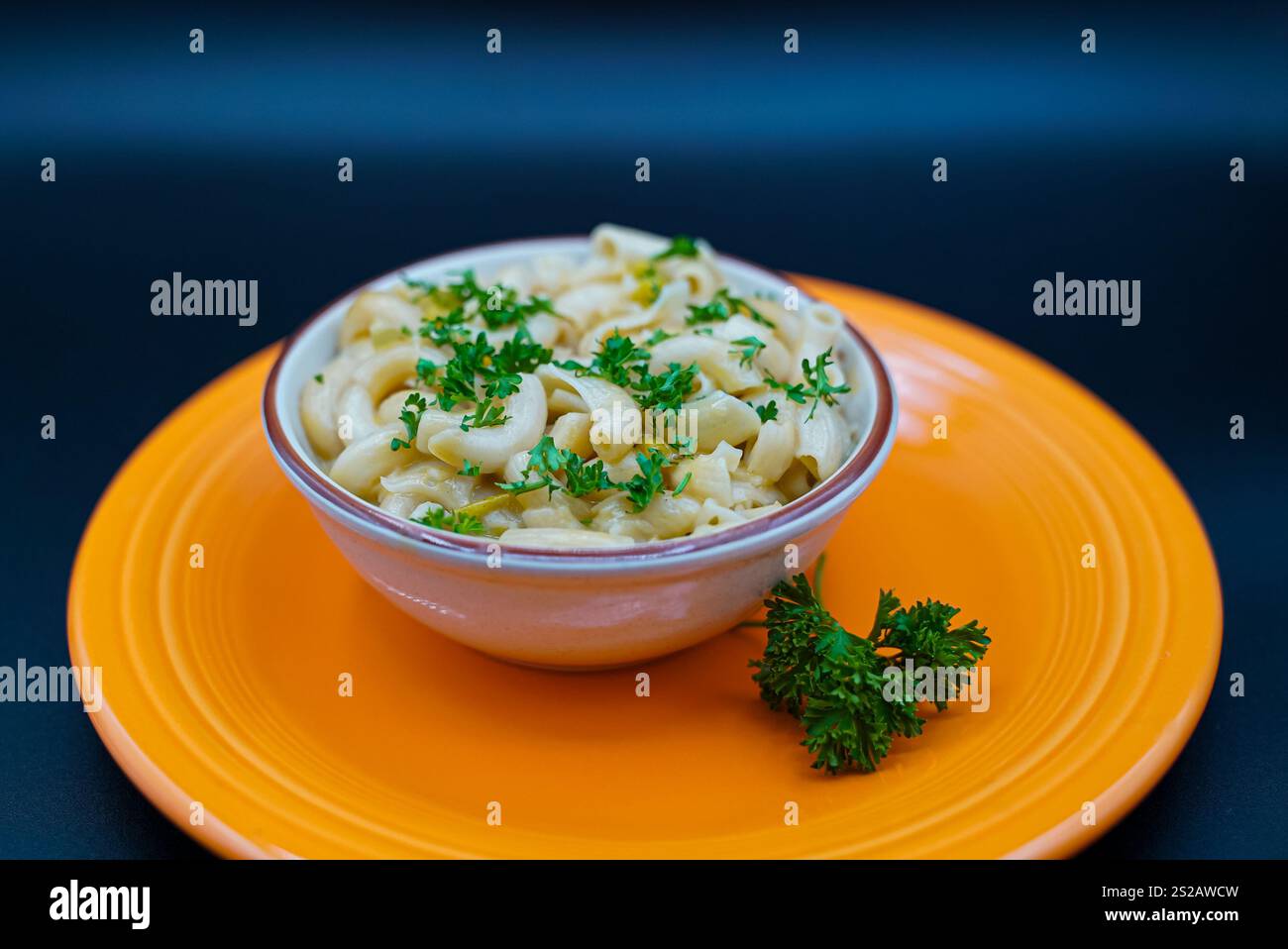 Cremige Makkaroni mit frischer Petersilie Stockfoto