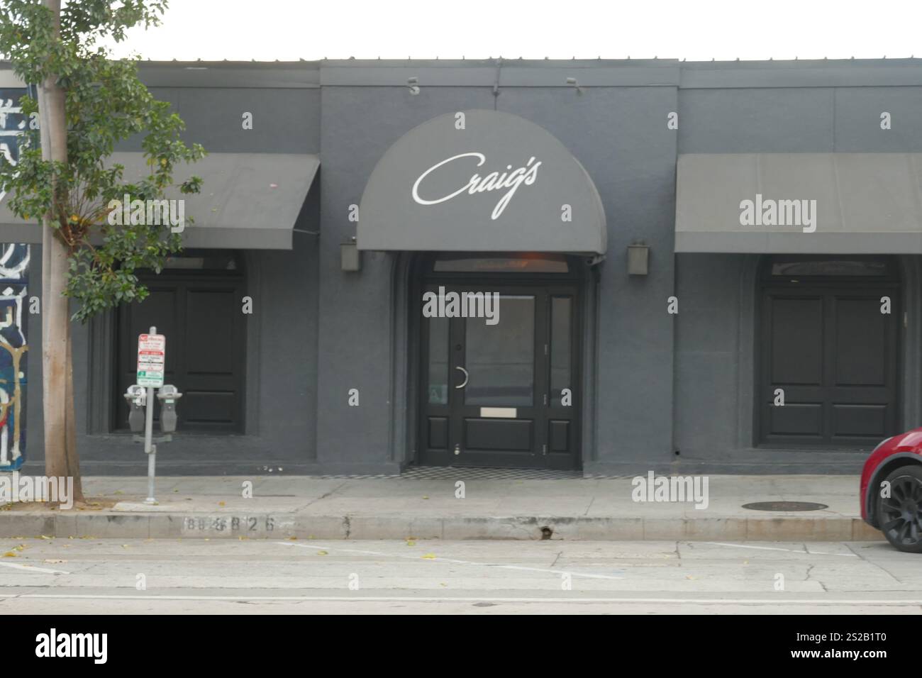 West Hollywood, Kalifornien, USA 16h Januar 2025 Craig's Restaurant in 8826 Melrose Avenue am 6. Januar 2025 in West Hollywood, Kalifornien, USA. Zu den Kunden gehören: Cher, Kit Harrington, Brad Pitt, Lady Gaga, Jennifer Lopez, Harry Styles, Emma Stone, Leonardo DiCaprio, Ryan Phillippe, Rod Stewart, Cedric Der Entertainer, Lea Michelle, Jennifer Lawrence, Charlize Theron, Jennifer Aniston, Christina Aguilera, Tatum O'Neal, Bryan Cranston, Sidney Poitier, Kylie Jenner, Kris Jenner, Ben Affleck, Lisa Kudrow, Diane Lane, Helen Hunt, Kate Beckinsale, Kate Hudson, Jane Fonda, Sofia Vergara, Ellen Degen Stockfoto