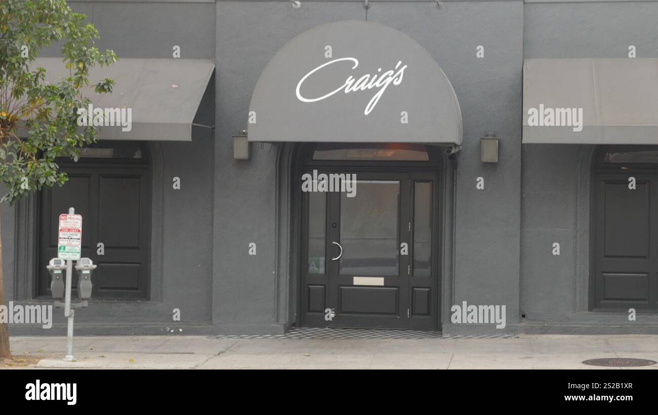 West Hollywood, Kalifornien, USA 16h Januar 2025 Craig's Restaurant in 8826 Melrose Avenue am 6. Januar 2025 in West Hollywood, Kalifornien, USA. Zu den Kunden gehören: Cher, Kit Harrington, Brad Pitt, Lady Gaga, Jennifer Lopez, Harry Styles, Emma Stone, Leonardo DiCaprio, Ryan Phillippe, Rod Stewart, Cedric Der Entertainer, Lea Michelle, Jennifer Lawrence, Charlize Theron, Jennifer Aniston, Christina Aguilera, Tatum O'Neal, Bryan Cranston, Sidney Poitier, Kylie Jenner, Kris Jenner, Ben Affleck, Lisa Kudrow, Diane Lane, Helen Hunt, Kate Beckinsale, Kate Hudson, Jane Fonda, Sofia Vergara, Ellen Degen Stockfoto