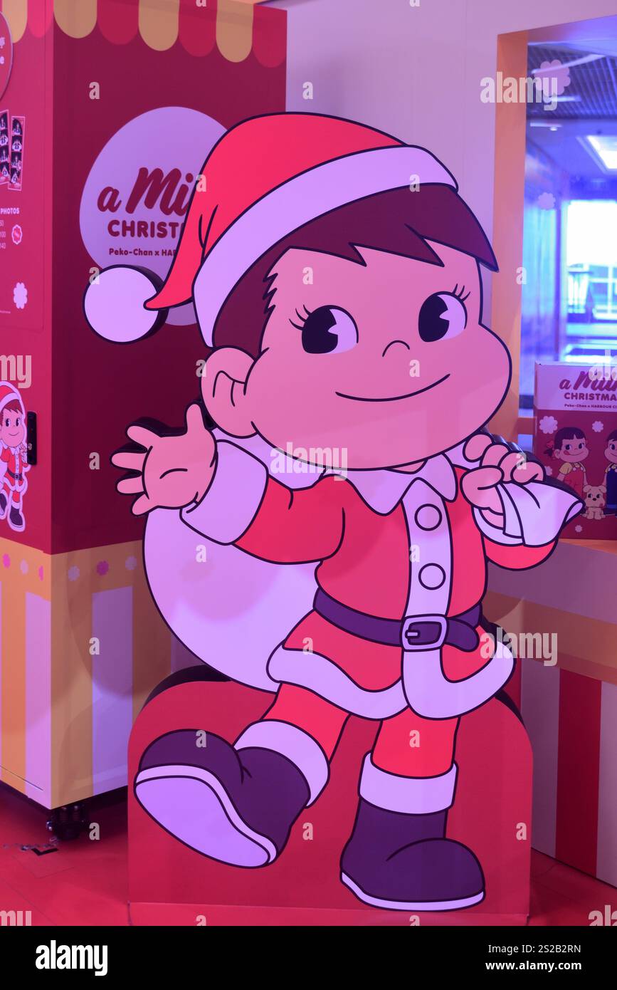 Poko Chan, das Maskottchen der Fujiya-Süßwaren im Weihnachtsmann-Kostüm Stockfoto