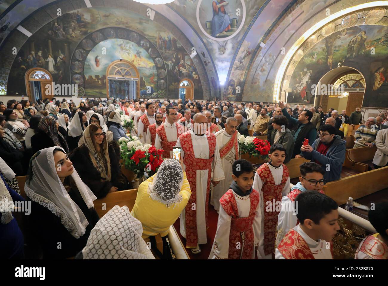 Koptisch-orthodoxe Christen nehmen an der Heiligabend-Messe in Kairo, Ägypten Teil koptisch-orthodoxe Geistliche und Gläubige nehmen an einer Heiligabend-Messe in der Angel Mikhail koptisch-orthodoxen Kirche in Kairo, Ägypten, am 6. Januar 2025 Teil. Die koptische Kirche feiert, wie die ostorthodoxen Kirchen, Weihnachten am 7. Januar nach dem Julianischen Kalender, am Ende eines 43-tägigen Fasten. Ägyptens Christen, eine der ältesten christlichen Gemeinschaften der Welt, stellen nur 10 Prozent der überwiegend muslimischen Bevölkerung des Landes dar. Kairo Copyright: XMatrixxImagesx/xKhaledxElfiqix Stockfoto