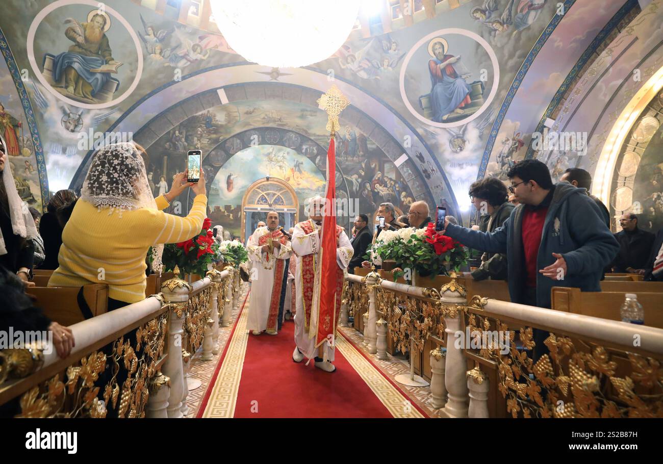 Koptisch-orthodoxe Christen nehmen an der Heiligabend-Messe in Kairo, Ägypten Teil koptisch-orthodoxe Geistliche und Gläubige nehmen an einer Heiligabend-Messe in der Angel Mikhail koptisch-orthodoxen Kirche in Kairo, Ägypten, am 6. Januar 2025 Teil. Die koptische Kirche feiert, wie die ostorthodoxen Kirchen, Weihnachten am 7. Januar nach dem Julianischen Kalender, am Ende eines 43-tägigen Fasten. Ägyptens Christen, eine der ältesten christlichen Gemeinschaften der Welt, stellen nur 10 Prozent der überwiegend muslimischen Bevölkerung des Landes dar. Kairo Copyright: XMatrixxImagesx/xKhaledxElfiqix Stockfoto