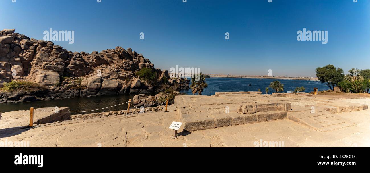 Genießen Sie den Blick auf die Nilinseln: Philae und Elephantinische Tempel in Assuan (Ägypten). Dieses Panorama fängt die einzigartige Schönheit dieser Nilinseln ein Stockfoto