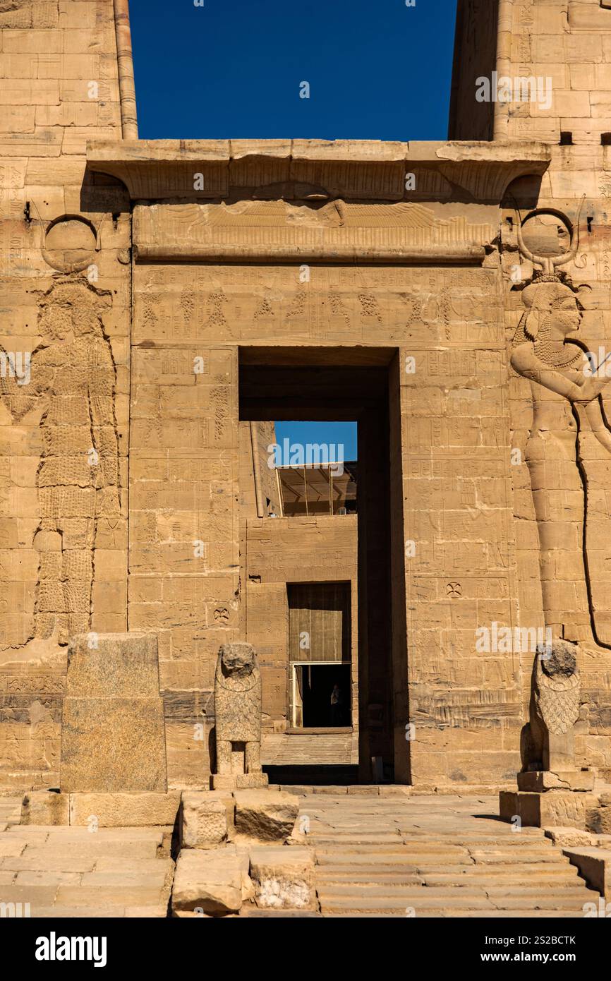 Assuan, Ägypten; 18. Januar 2024: Sehen Sie den Tempel der Isis in Philae von Elephantine, Assuan, Ägypten. Genießen Sie den Blick auf den Pharaonischen Tempel vom Elefanten aus Stockfoto