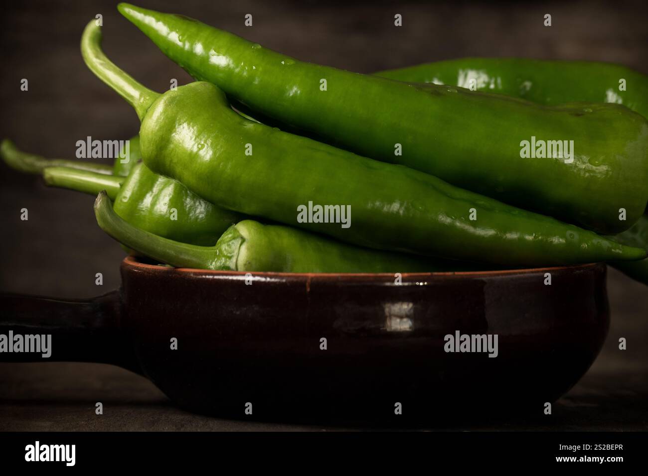 Frische rohe grüne Paprika auf dem Tisch, echte Lebensmittelzutaten, landwirtschaftliches Konzept Stockfoto