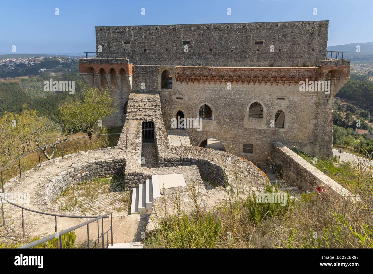 Mittelalterliche Burg von Ourem, Eingang zu einem Teil der Burg, Bezirk Santarem, Portugal Stockfoto