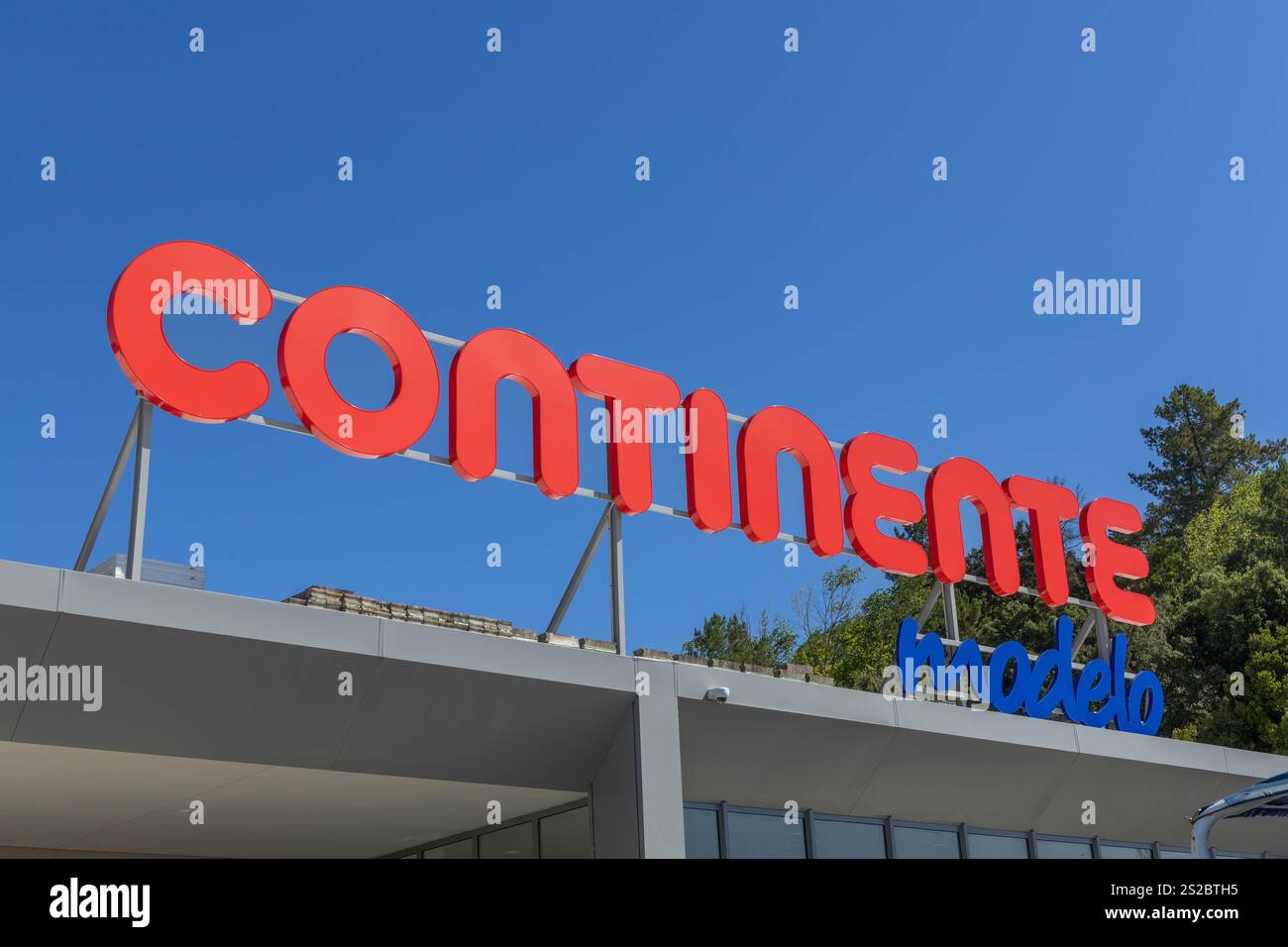 Torres Novas, Portugal. 26. Juli 2024. Logo-Schild im Continente Store in Amadora. Continente ist eine Einzelhandelskette, der größte Einzelhändler in Portugal. Der Hyperm Stockfoto