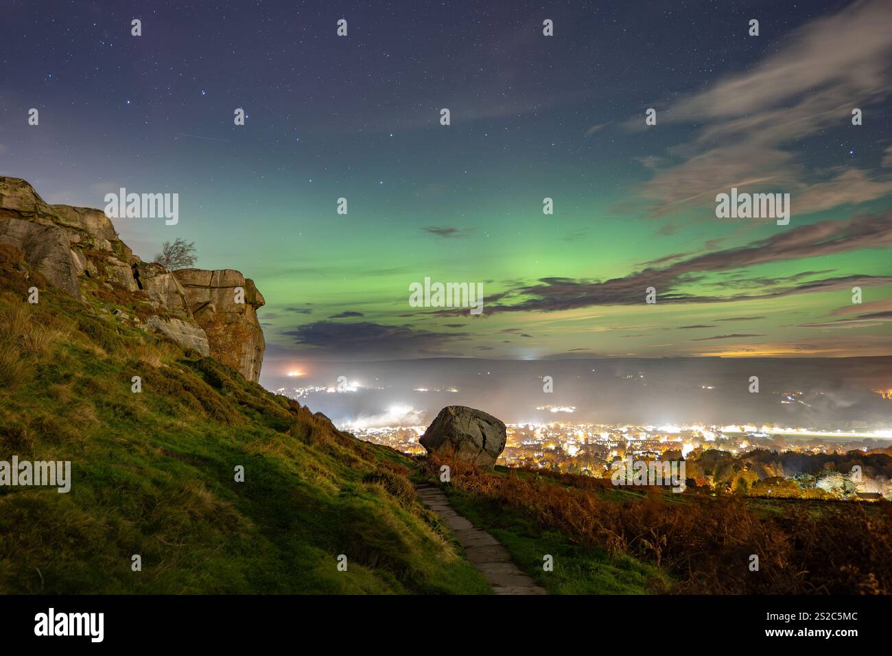 Ein erstaunlicher Anblick - Aurora Borealis über der Stadt Ilkley in West Yorkshire, in der Bonfire Night 2023 - 5. November. Stockfoto