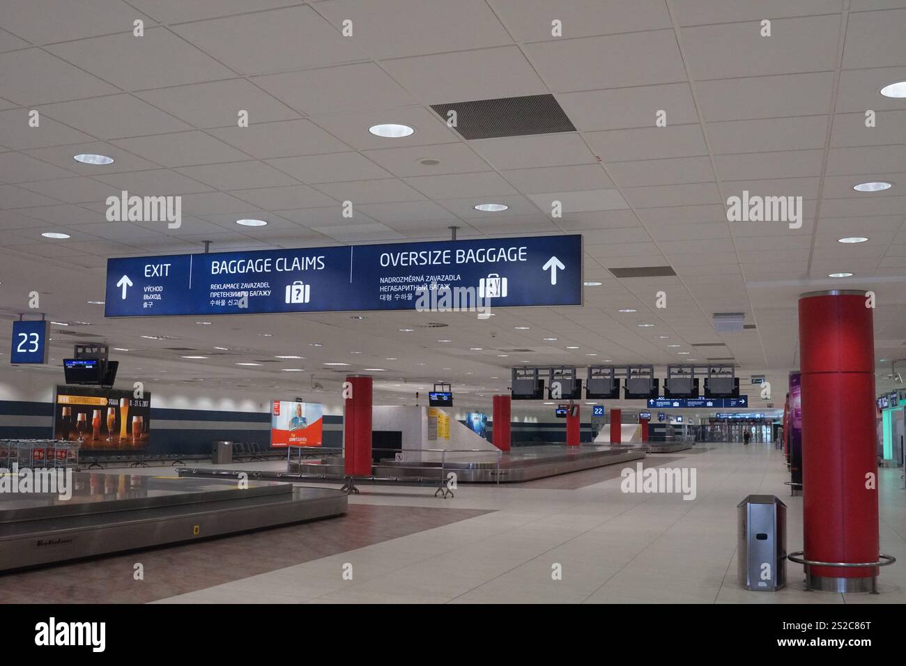 Informationstafel zur Gepäckausgabe mit Koreanisch im internationalen Flughafen Prag Stockfoto