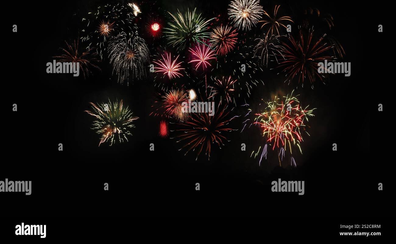 Ein lebhaftes Feuerwerk, das am Nachthimmel explodiert. Stockfoto
