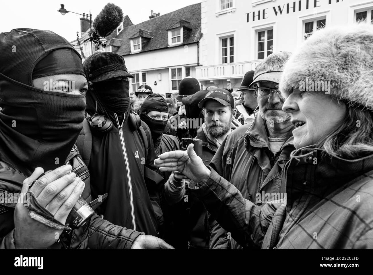 Rival Groups treten einander gegenüber und streiten sich bei der jährlichen Southdown and Eridge Boxing Day Hunt in Lewes, East Sussex, Großbritannien. Stockfoto