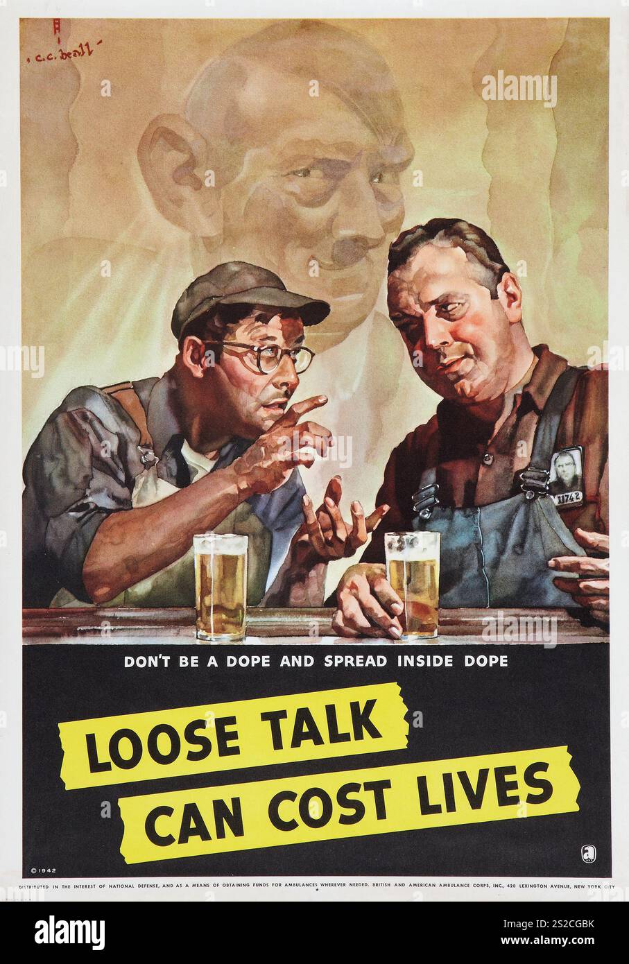 Us-Amerikanische Kriegspropaganda Poster (National Defense, 1942). Poster aus dem Zweiten Weltkrieg: „Loose Talk Can Cost Lives“ – Hitler hört sich ein Gespräch zwischen zwei Barpatrons an Stockfoto