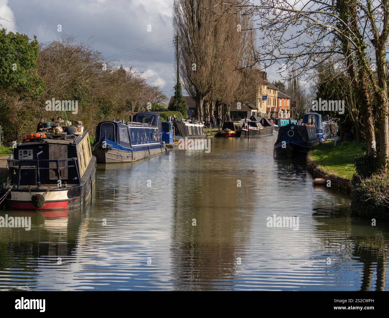 Schmalboote liegen am Grand Union Canal, Stoke Bruerne, Northamptonshire, Großbritannien Stockfoto