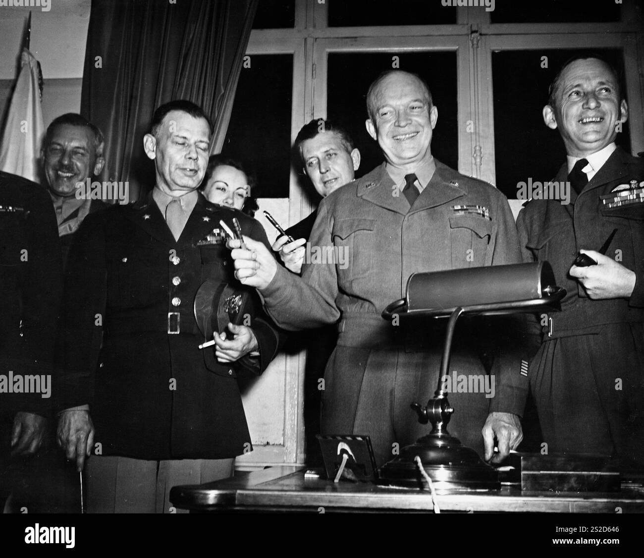 RHEIMS, FRANKREICH - 07. Mai 1945 - General Eisenhower vergibt Füllfederhalter für die Unterzeichnung der bedingungslosen Kapitulationsbedingungen mit dem Stabschef der Nazis und dem Comm Stockfoto