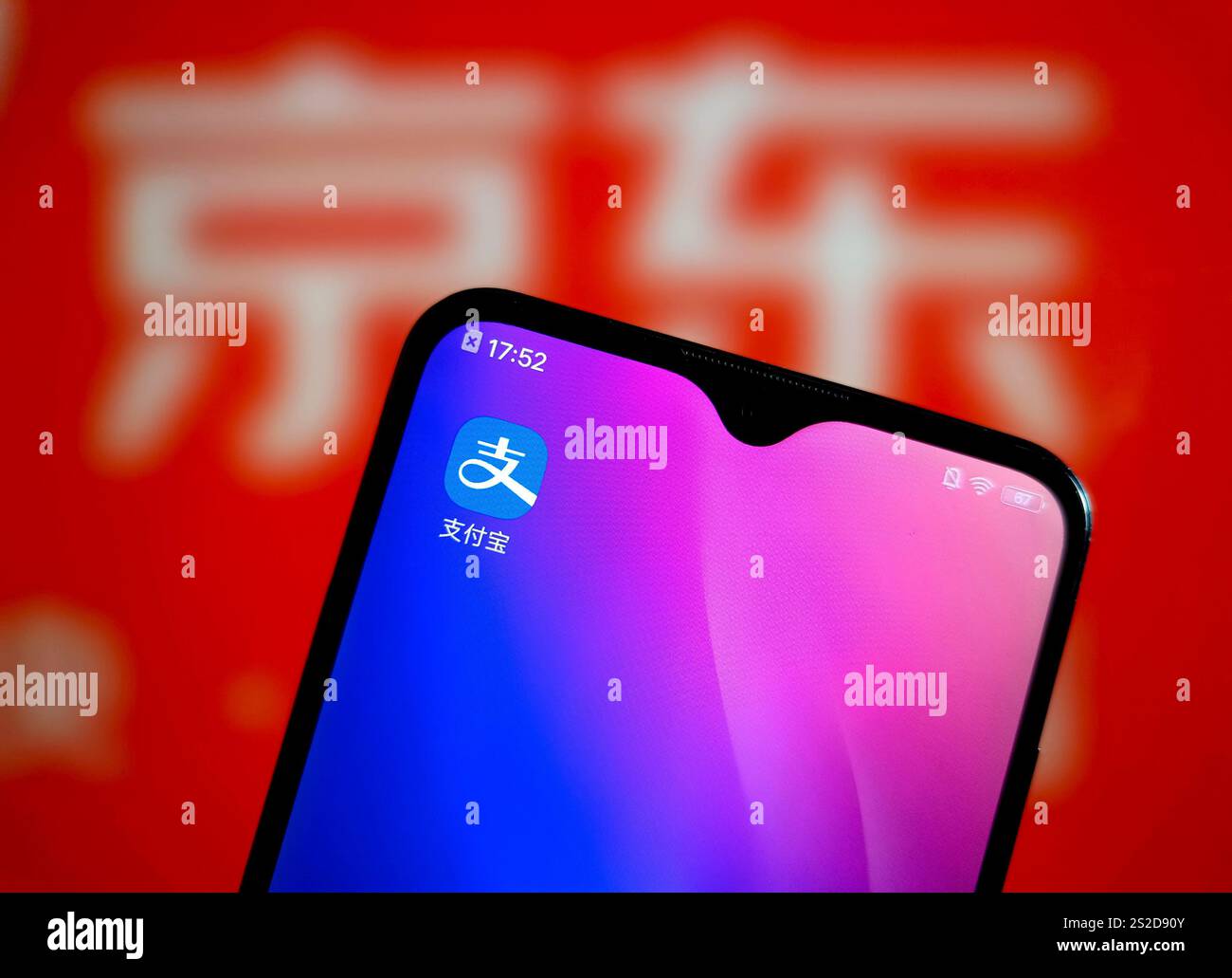 SUQIAN, CHINA - 7. JANUAR 2025 - eine Illustration zeigt Alipay auf einem Mobiltelefon im Hintergrund von JD.com's Seite, Suqian, Provinz Jiangsu, China, Stockfoto