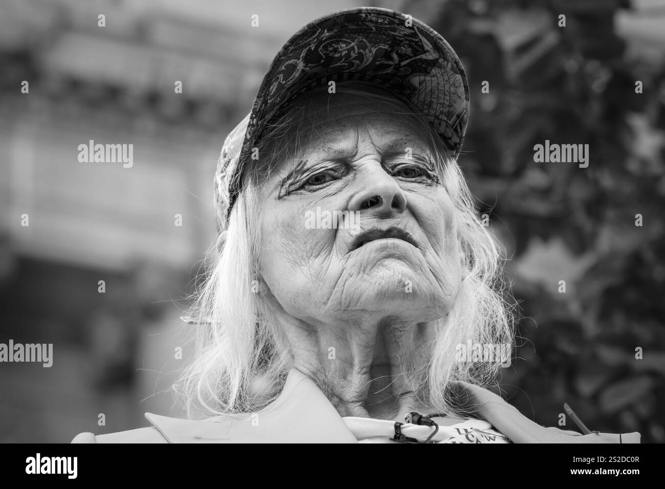 London, UK, 21. Juli 2020. Dame Vivienne Westwood ist in einem riesigen Vogelkäfig mit einem „I am Julian Assange“-Schild eingehängt und ist 10 Meter tief drin aufgehängt Stockfoto