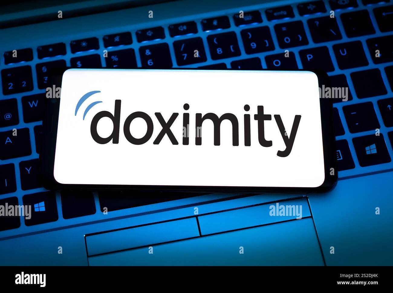 Das Doximity-Logo wird auf dem Mobilgerät angezeigt Stockfoto