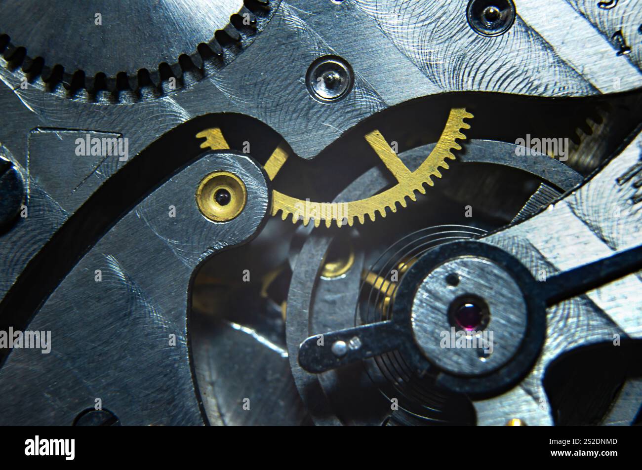 Nahaufnahme eines mechanischen Uhrwerks, das detailgetreue Handwerkskunst in Getriebe und Federn zeigt, die nahtlos miteinander funktionieren. Stockfoto