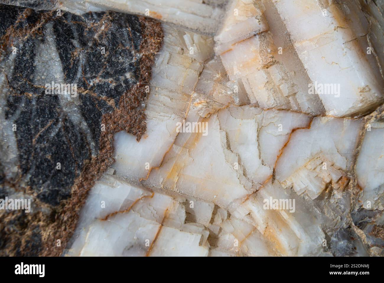 Die natürliche Felsformation zeigt eine fesselnde Mischung aus Mineralien mit auffälligen Mustern und Farben, die geologische Schönheit und Komplexität hervorheben. Stockfoto