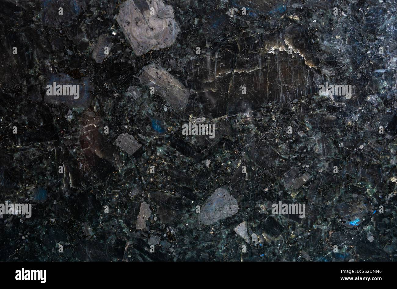 Die strukturierte Oberfläche aus Labradorit und Marmor sorgt für eine eindrucksvolle visuelle Darstellung mit unterschiedlichen Farben und Mustern, die die natürliche Schönheit unterstreicht. Stockfoto