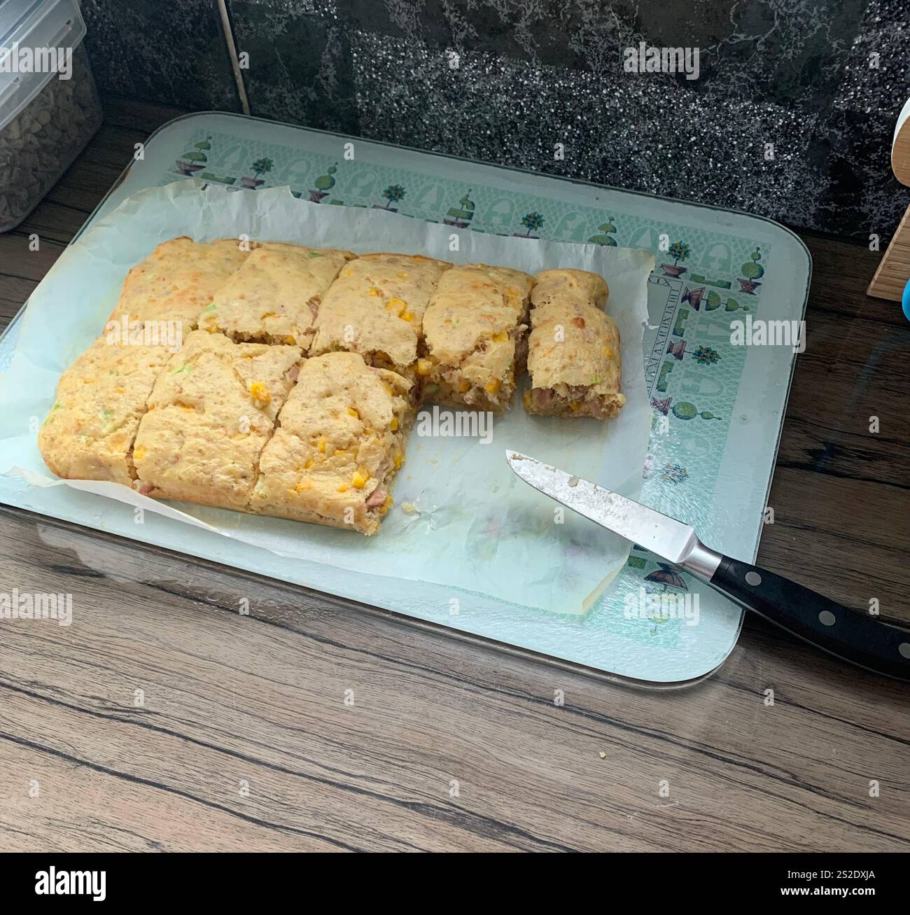 Essen Essen Essen Kochen Kochen hungrig Geschmack gekochte Messerteller Blick Blick auf gehackte heiße kalte Speisen Blumenbrot braune hackige Leute Abendessen Mittagessen - Smartphone-aufgenommenes Stockfoto