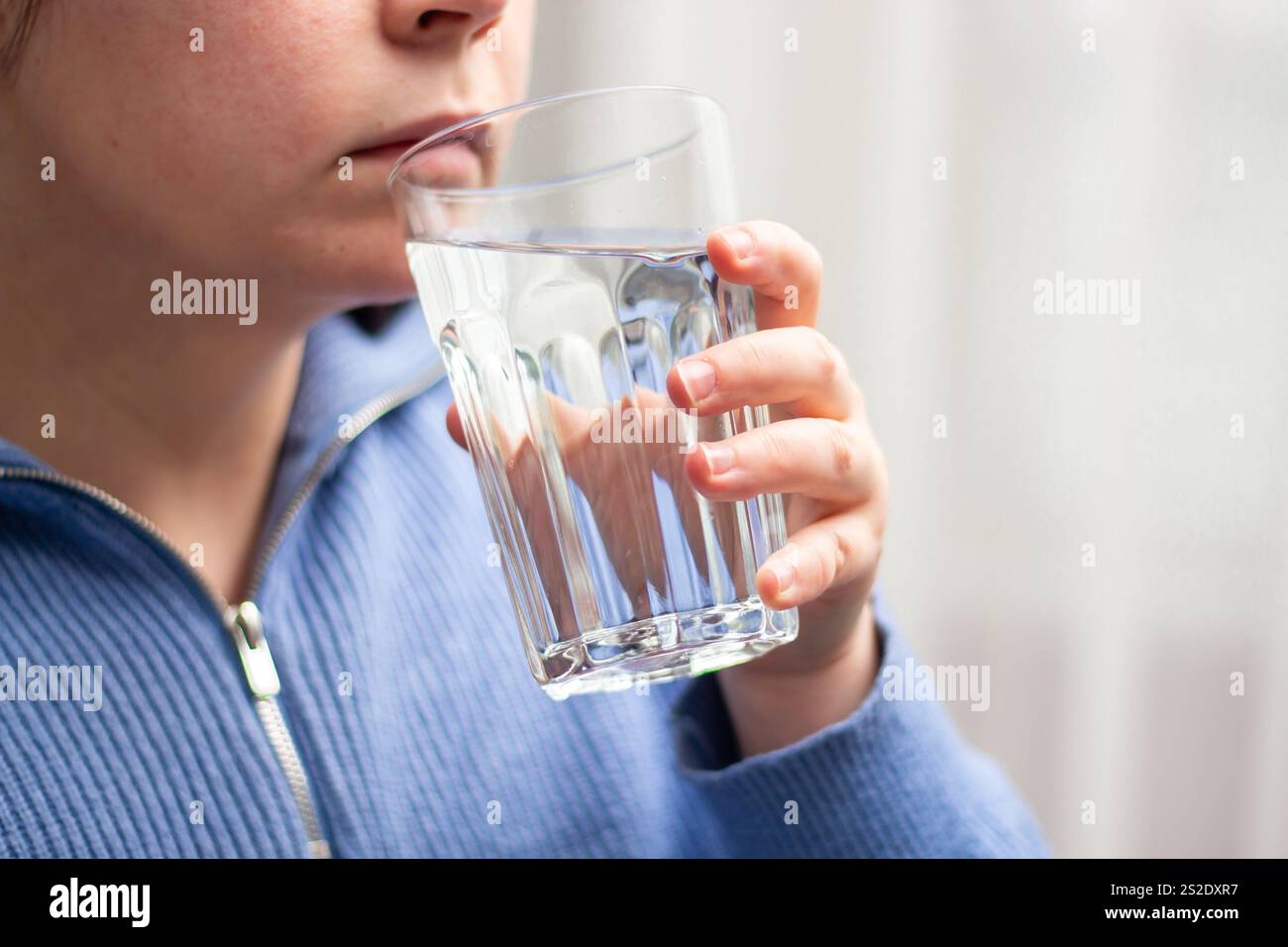 Übergewichtige Frau trinkt Wasser aus Glas. Nahaufnahme des Bildes. Wasserhaushalt und Gewichtsverlust-Konzept. Stockfoto