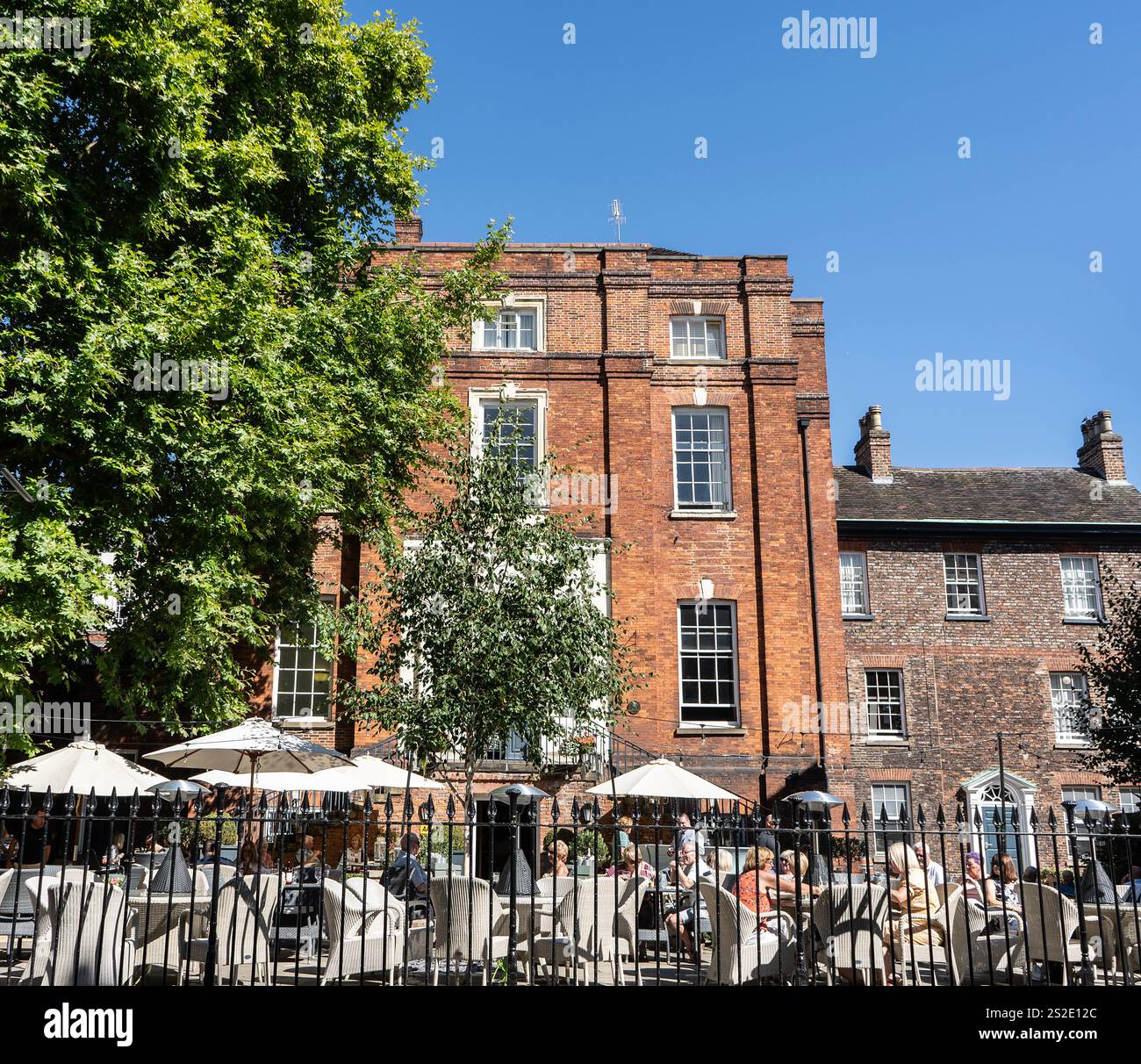 Café im Freien in York, North Yorkshire Stockfoto