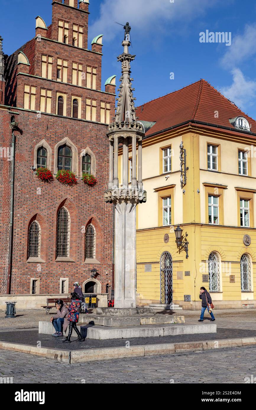 BRESLAU, POLEN - 11. NOVEMBER 2023: Dies ist ein alter Pranger, der in der Nähe des Rathauses auf dem Marktplatz errichtet wurde. Stockfoto