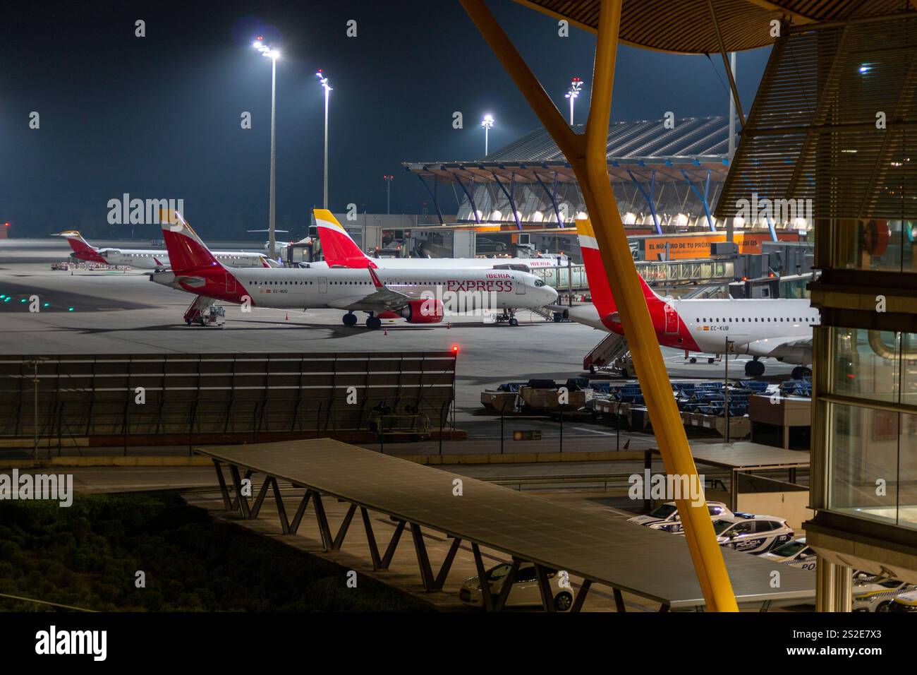 Flughafen Madrid Adolfo Suárez Barajas, Terminal 4, Blick vom Ankunftsparkplatz und wir können die Flugzeuge sehen, die auf ihren Abflug warten Stockfoto