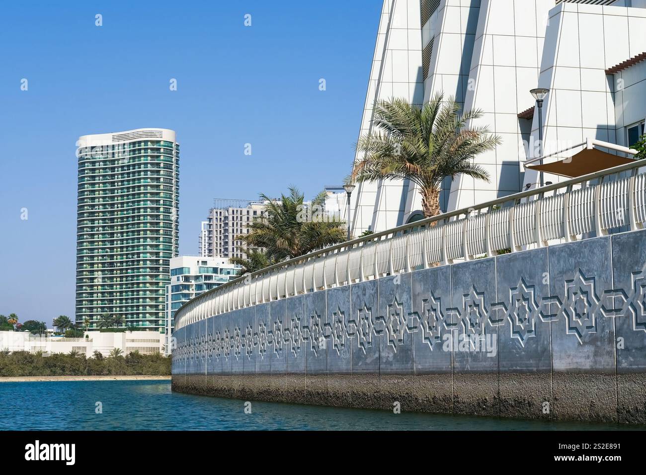 Wasserbootfahrt entlang städtischem öffentlichem Strand, Mangrovenpark zur Küste mit neuen Gebäuden auf der Insel Al Reem. Abu Dhabi, VAE Stockfoto