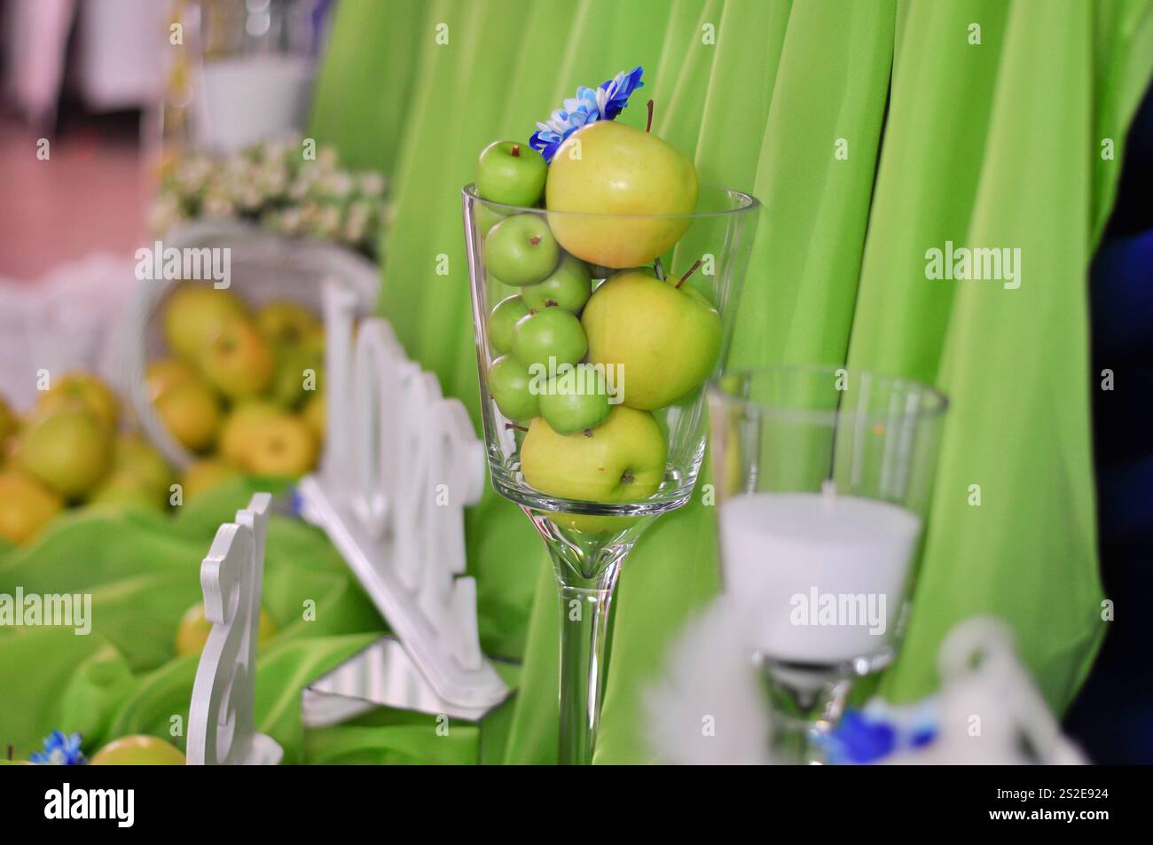 Es gibt Äpfel in einem großen Glas. Stockfoto