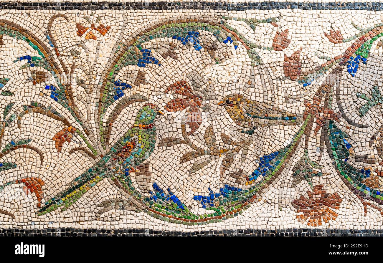 Nahaufnahme eines antiken dekorativen Mosaiks, das Vögel auf Blumenzweigen darstellt Stockfoto