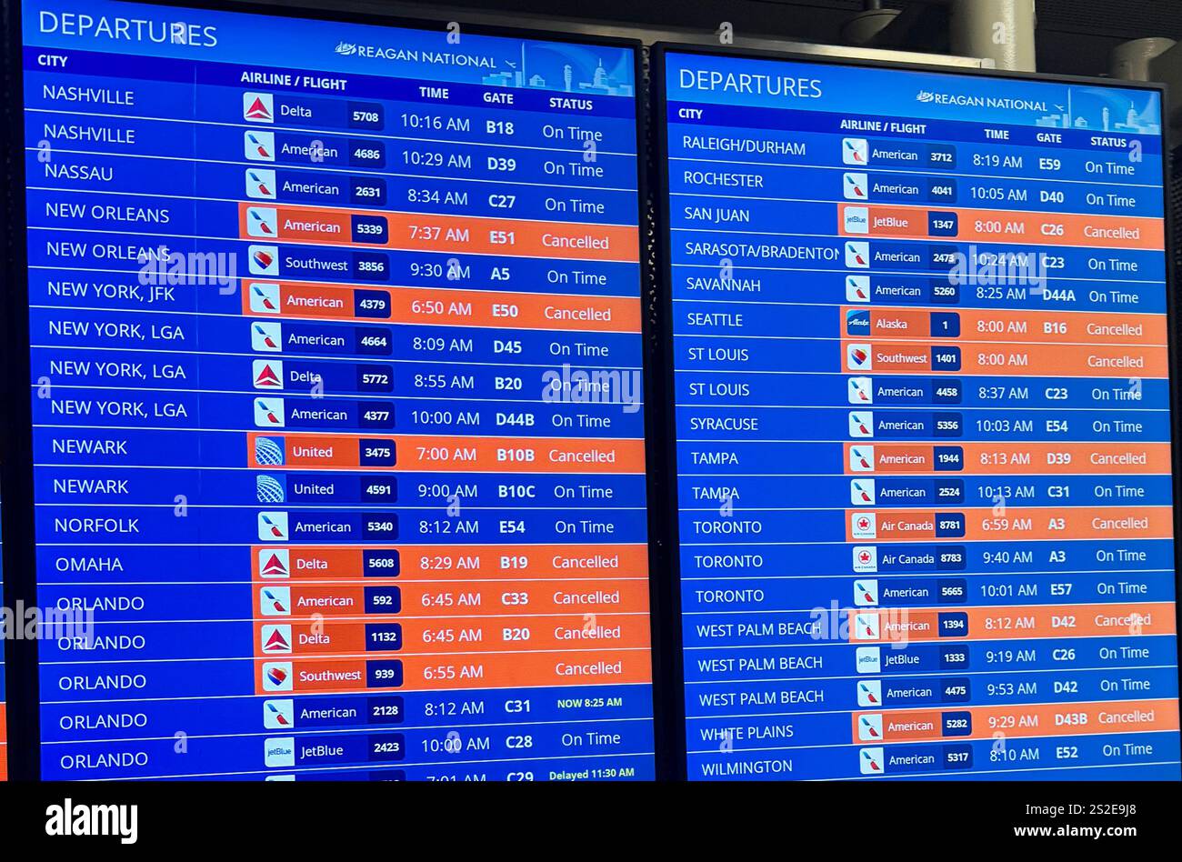 Arlington, VA, USA. Januar 2025. Ein digitaler Kampffahrplan, der als kalte Wetterbedingungen und eisige Bedingungen gesehen wird, verursacht Flugausfälle und Reiseverzögerungen entlang der Ostküste, wie am Ronald Reagan Washington National Airport in Arlington, Virginia am 7. Januar 2025 zu sehen war. Quelle: Mpi34/Media Punch/Alamy Live News Stockfoto