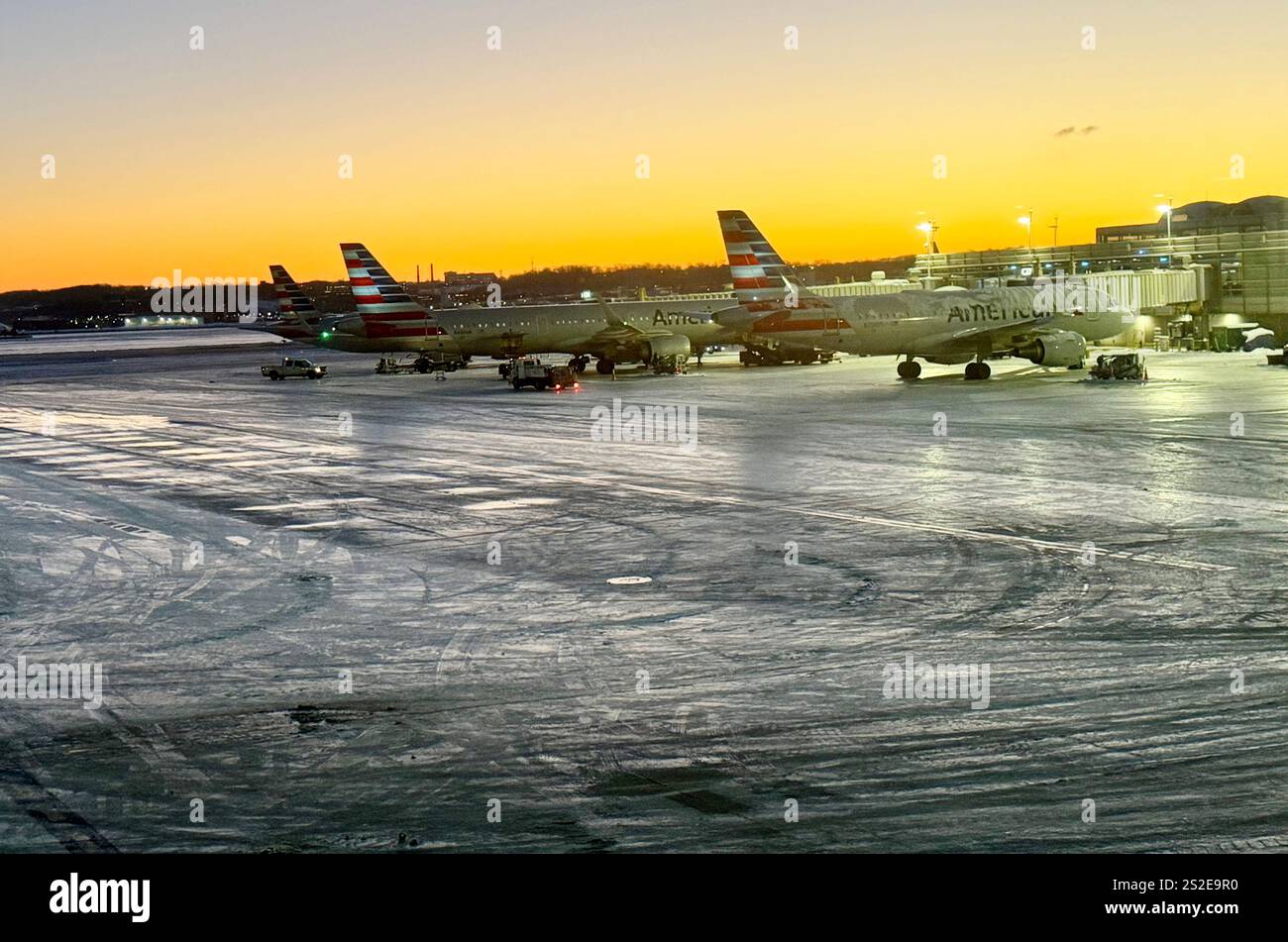 Arlington, VA, USA. Januar 2025. Kaltes Wetter und eisige Bedingungen verursachen Flugausfälle und Reiseverspätungen entlang der Ostküste, wie am Ronald Reagan Washington National Airport in Arlington, Virginia, am 7. Januar 2025 zu sehen war. Quelle: Mpi34/Media Punch/Alamy Live News Stockfoto