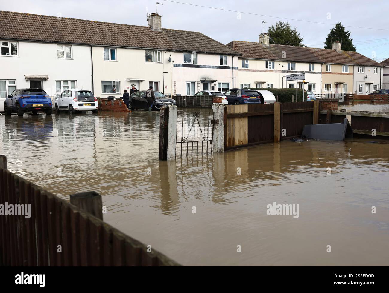 Homes stand in flood water after the Grand Union Canal burst its banks in Loughborough, England, Tuesday, Jan. 7, 2025.(AP Photo/Darren Staples) Stockfoto