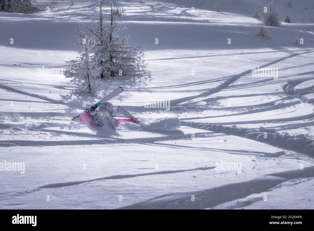 Erleben Sie ein atemberaubendes Winterwunderland mit weichem Schnee, definierten Skipisten und frostigen Bäumen, die eine ruhige Umgebung für aufregende Abenteuer schaffen. Stockfoto