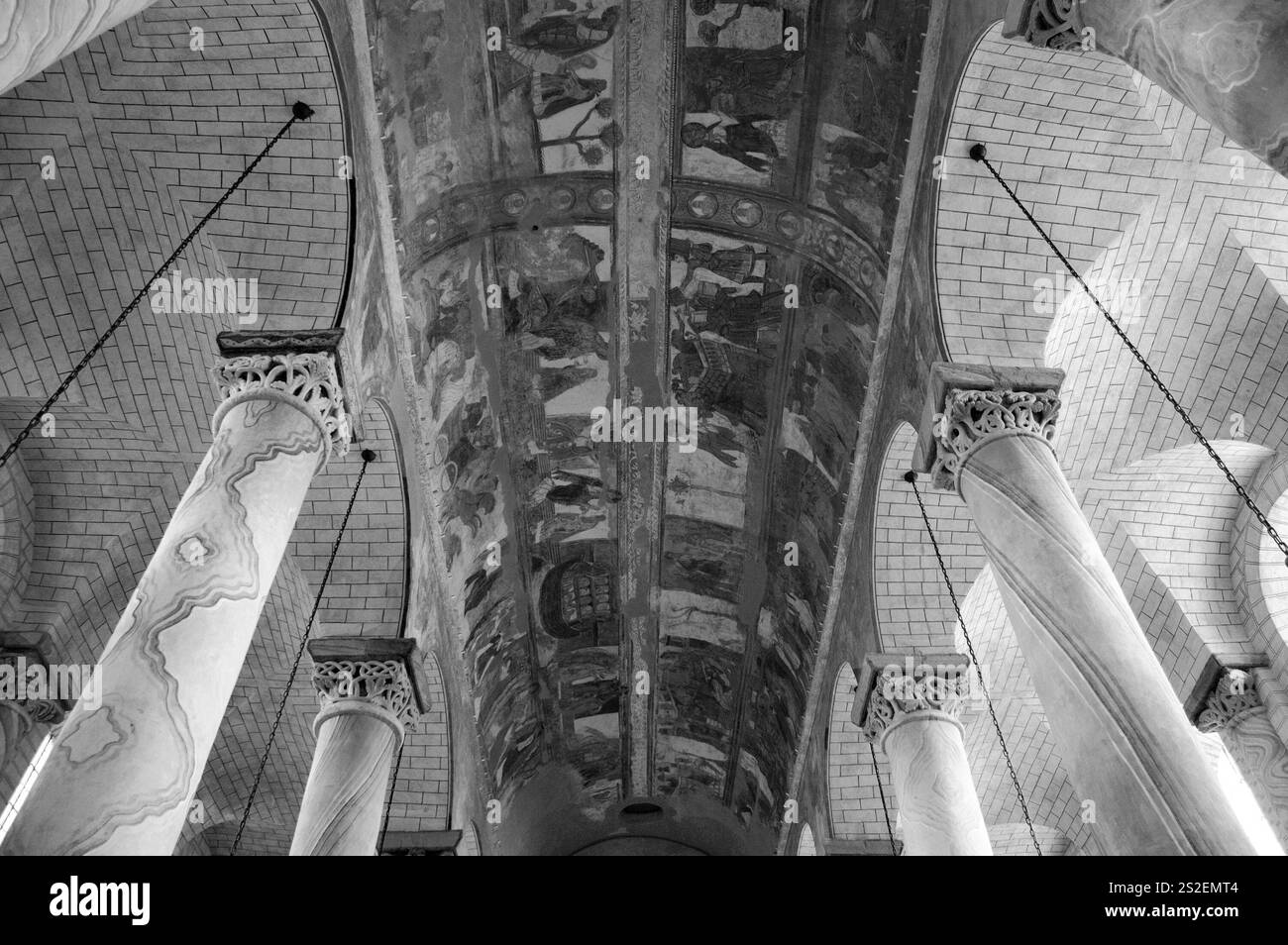 Saint-Savin, Frankreich - 5. Mai 2016: Bibelgeschichten an romanischen Fresken des 12. Jahrhunderts der Abteikirche Saint-Savin-sur-Gartempe. Schwarzweißfoto. Stockfoto