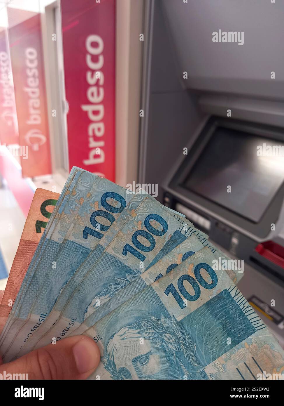 Minas Gerais, Brasilien - 2. November 2024: Details zu brasilianischen echten Banknoten in einem Geldautomaten bei Bradesco Bank Stockfoto