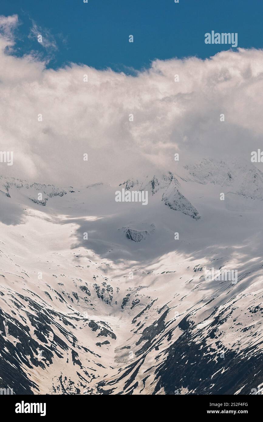 In der menschlichen Kultur dienten Berge historisch als natürliche Festungen, spirituelle Symbole und Quellen der Inspiration. Stockfoto