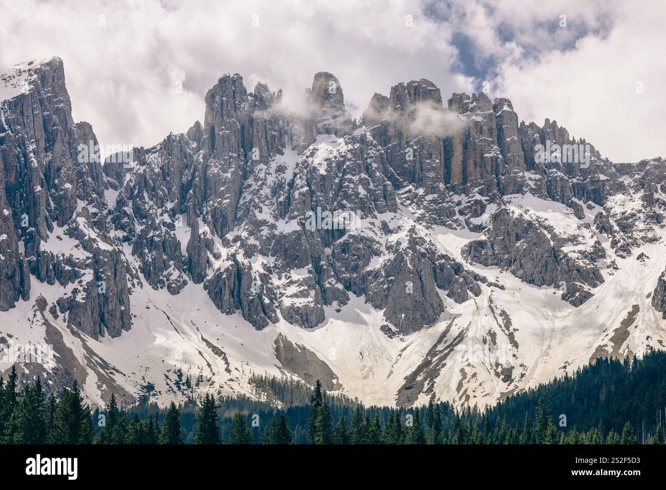In der menschlichen Kultur dienten Berge historisch als natürliche Festungen, spirituelle Symbole und Quellen der Inspiration. Stockfoto