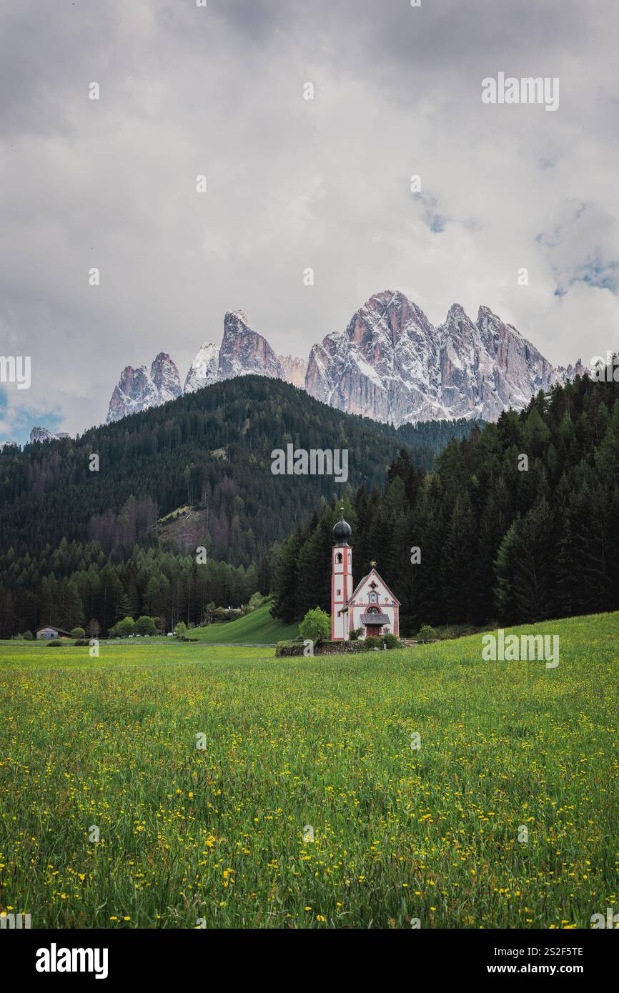 Saint Magdalena ist ein malerisches Dorf in den Dolomiten, einem Gebirgszug im Nordosten Italiens. Stockfoto