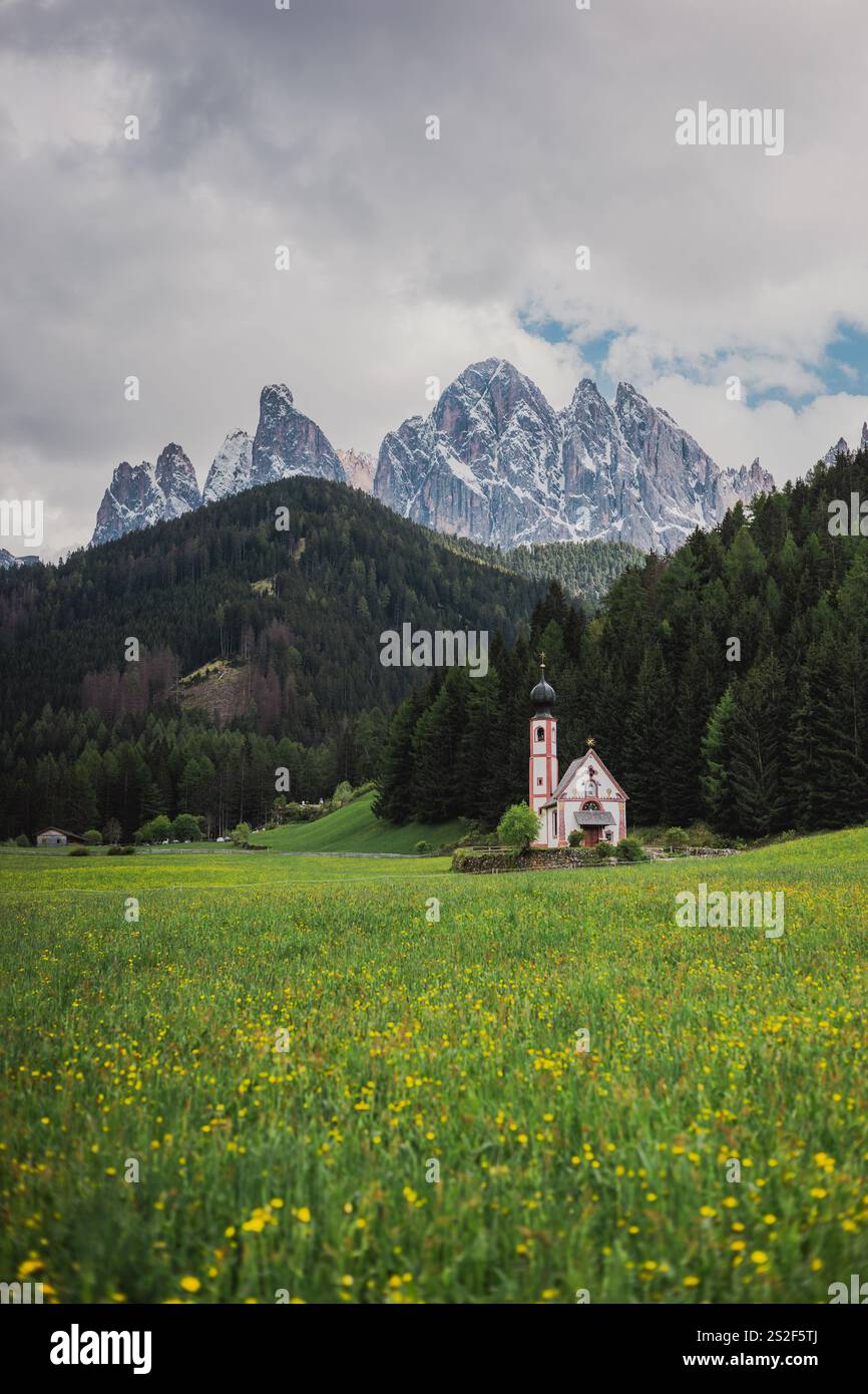 Saint Magdalena ist ein malerisches Dorf in den Dolomiten, einem Gebirgszug im Nordosten Italiens. Stockfoto