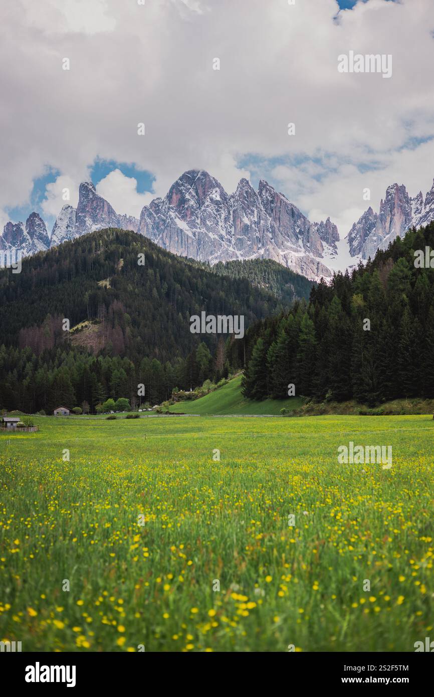 In der menschlichen Kultur dienten Berge historisch als natürliche Festungen, spirituelle Symbole und Quellen der Inspiration. Stockfoto