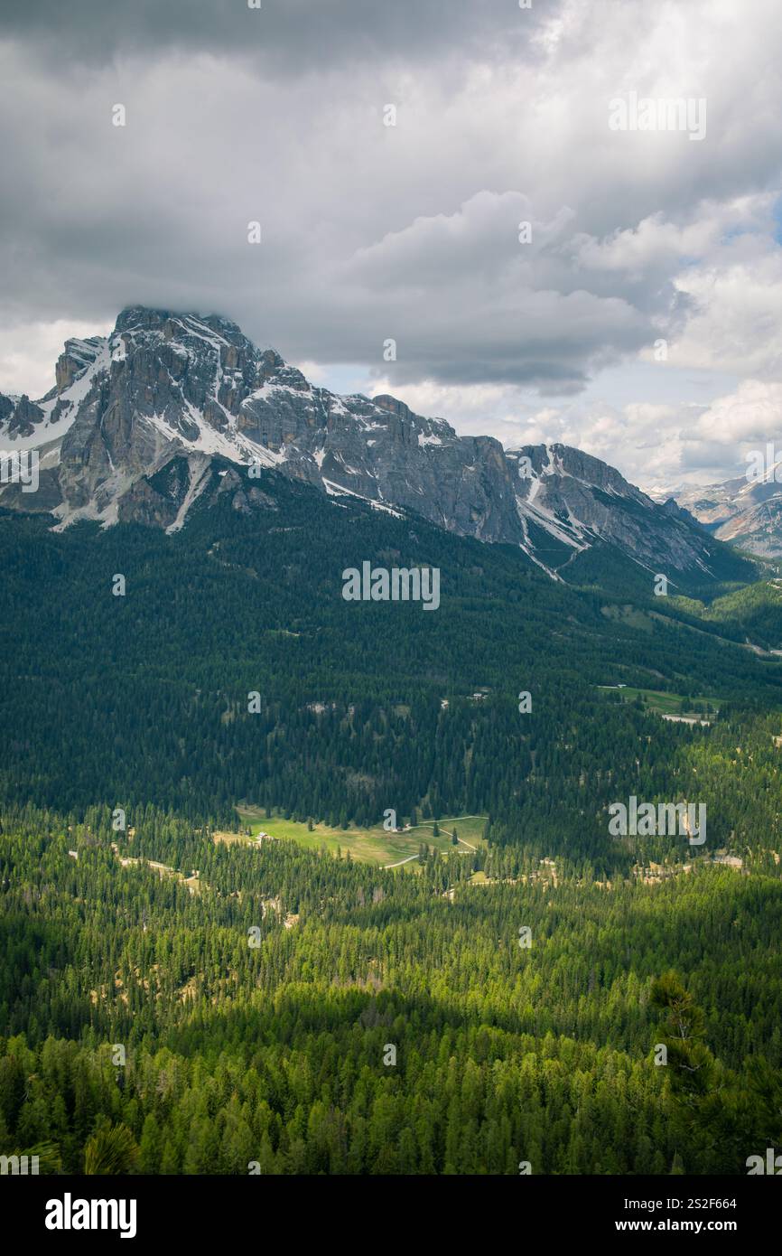 In der menschlichen Kultur dienten Berge historisch als natürliche Festungen, spirituelle Symbole und Quellen der Inspiration. Stockfoto