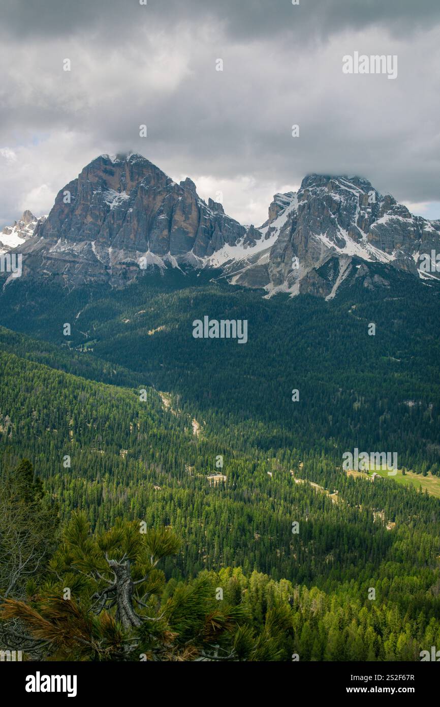 In der menschlichen Kultur dienten Berge historisch als natürliche Festungen, spirituelle Symbole und Quellen der Inspiration. Stockfoto